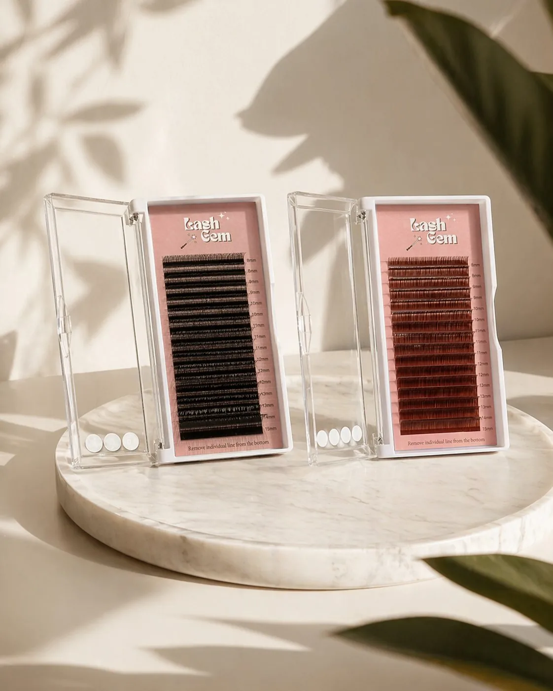 Extensions de cils Lash Gem noir et brun sur un socle en pierre