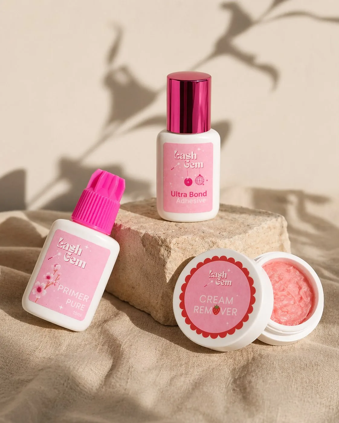 Produits liquides Lash Gem photographiés dans une mise en scène studio